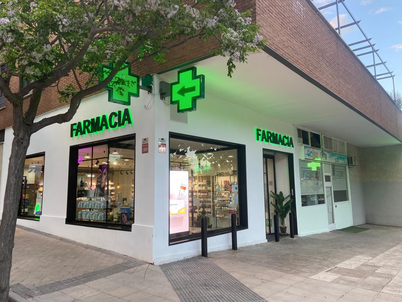 Fachada de Farmacia La Cruz de la Peseta en Av. de la Peseta 107, Carabanchel